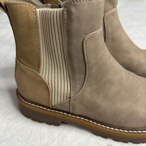 B-52  by BULL BOXER Boots size 9 like new